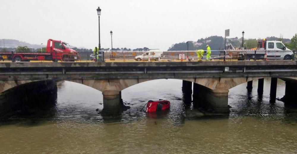 Un coche se precipita al río Miñor en A Ramallosa