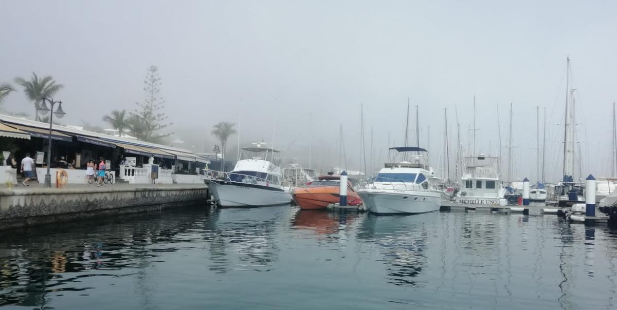 Niebla en Puerto Calero el domingo 12 de marzo de 2023.