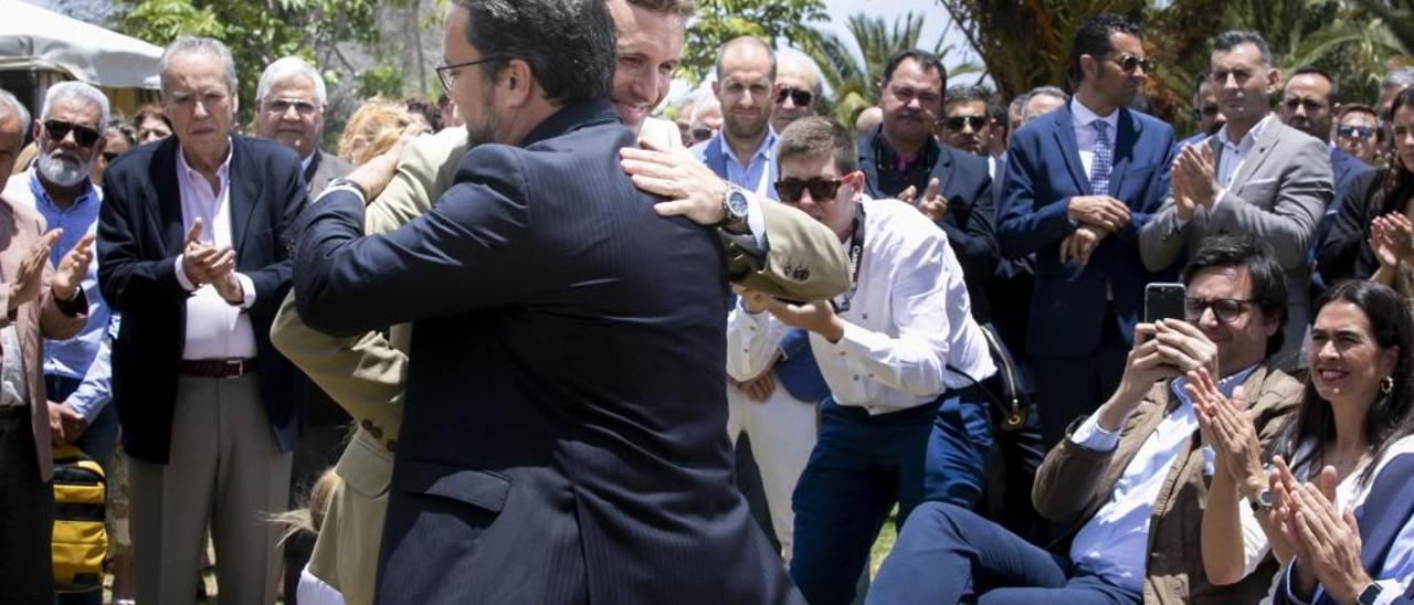 El presidente nacional del PP, Pablo Casado, abraza a Asier Antona en un acto electoral en Telde el pasado mayo.