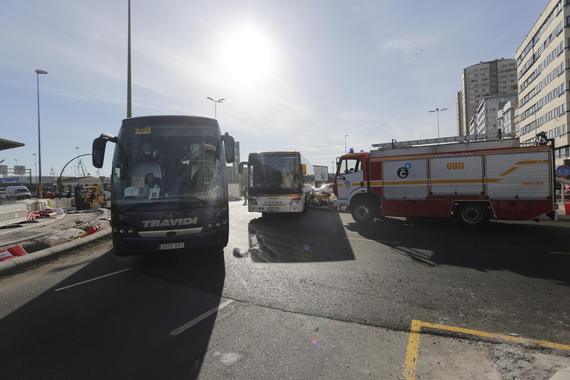 Un autobús, atascado en la nueva glorieta junto a la Casa del Mar