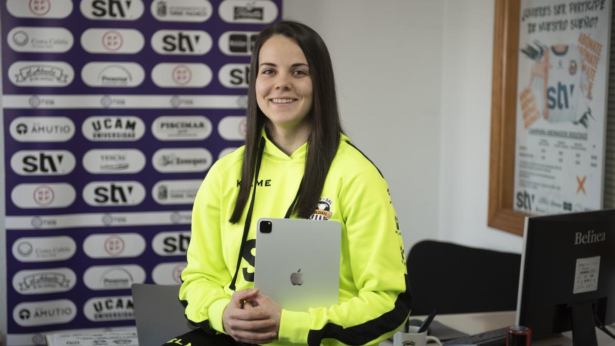 Alba Gandía Gil, con su ordenador en la sede del STV Roldán.