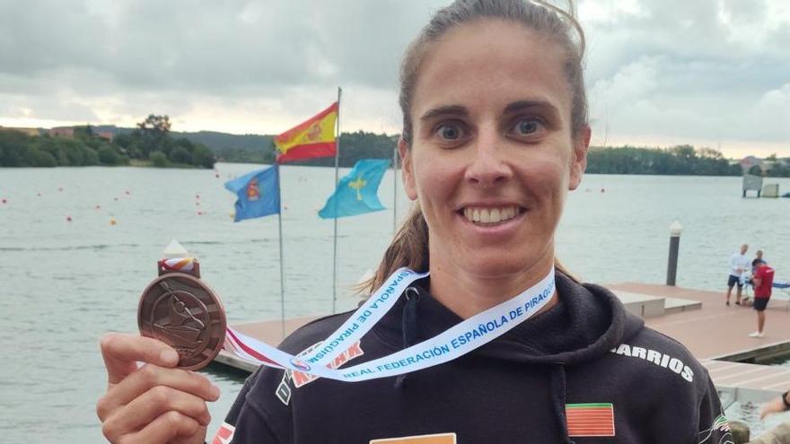 Eva Barrios, con su medalla de bronce. | DK