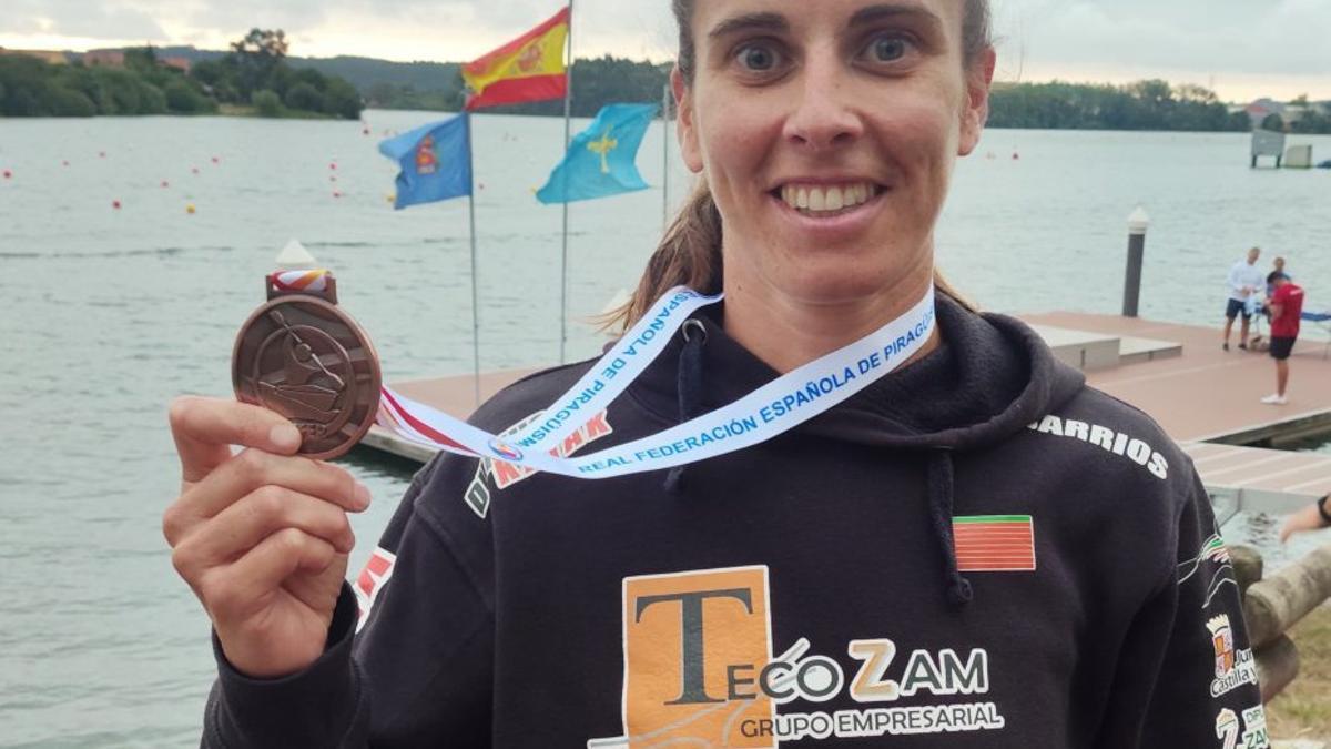 Eva Barrios, con su medalla de bronce. | DK