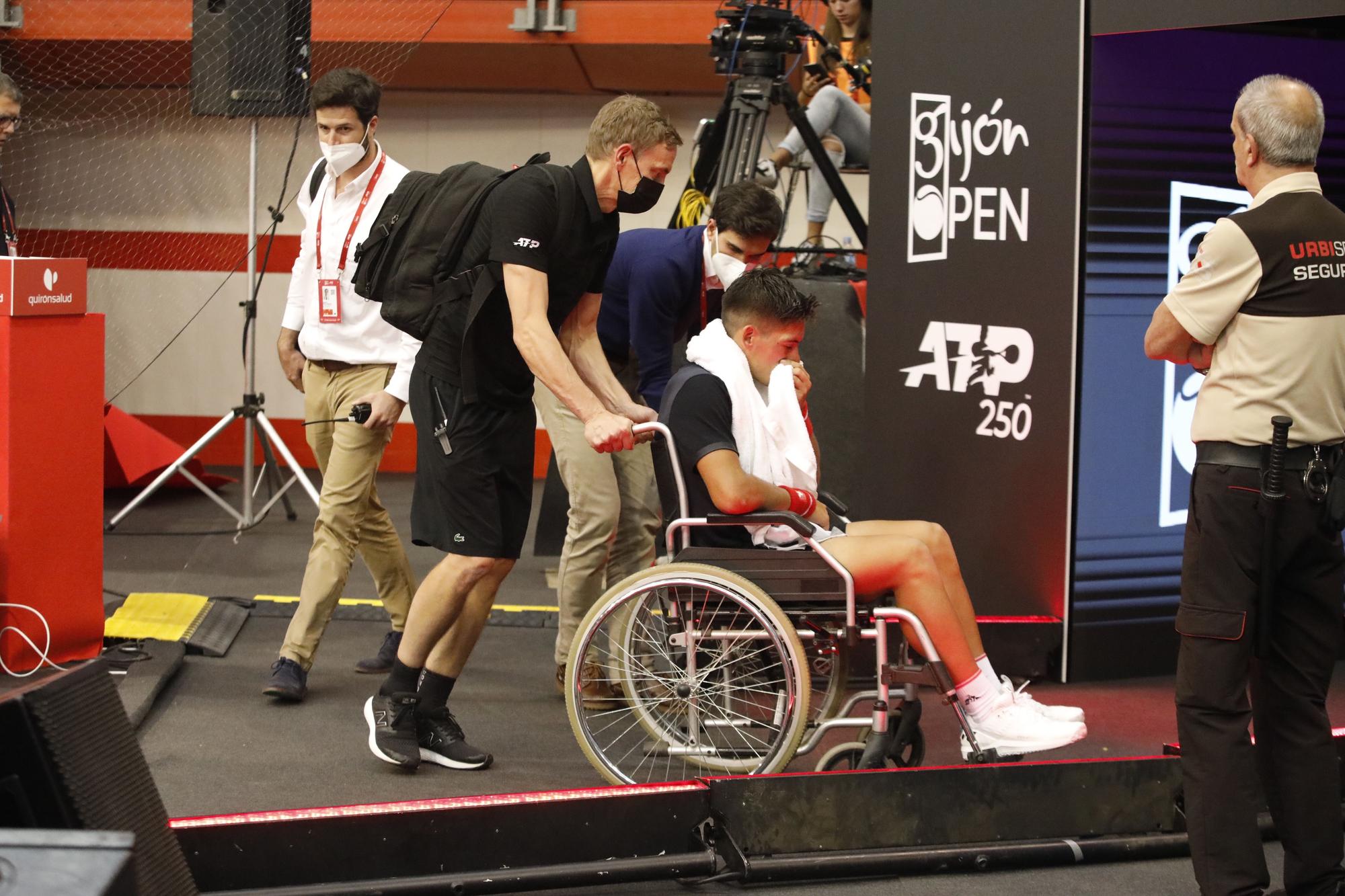 Sebastián Baez se lesiona la rodilla en el Open Open y abandona la pista en silla de ruedas