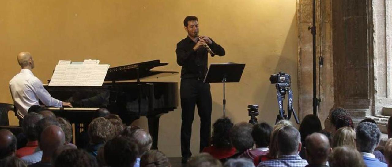 El pianista ovetense Omar Majbour y el oboísta Andrés Fernández, ayer, en el Museo Arqueológico.