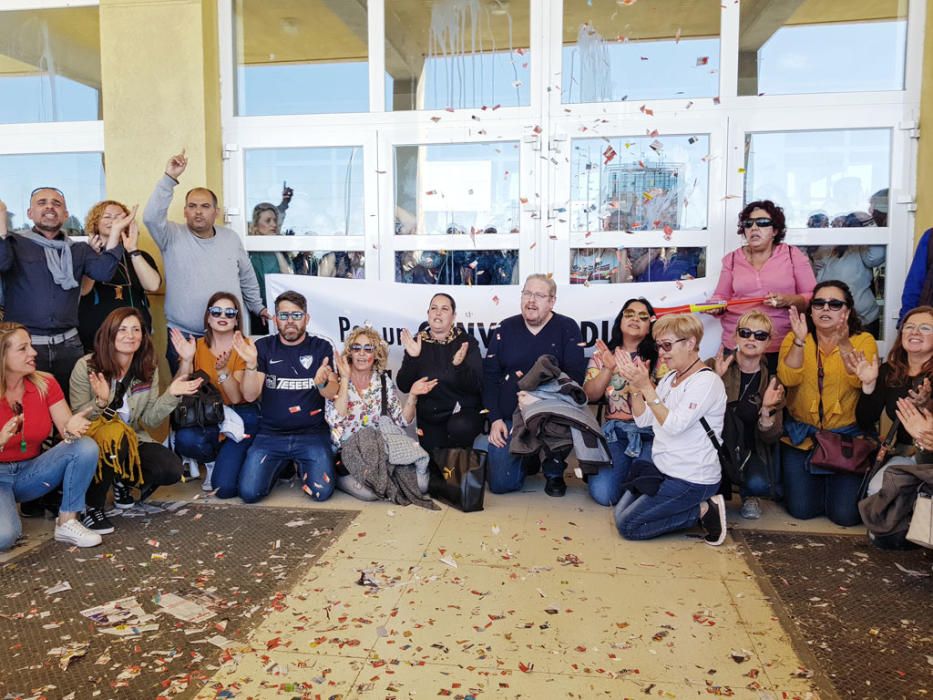 El encierro del personal de limpieza en la Facultad de Derecho de la Universidad de Málaga llega a su tercer día. La basura de los centros sigue acumulándose, pero las empresas, los trabajadores y la institución académica todavía no han llegado a un acuerdo. Este miércoles se ha vuelto a repetir la concentración de otros limpiadores a las puertas del edificio