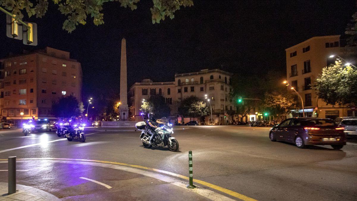 Polizeimotorräder an der umgangssprachlich &quot;Plaza del Obelisco&quot; genannten Plaça del Cardenal Reig.