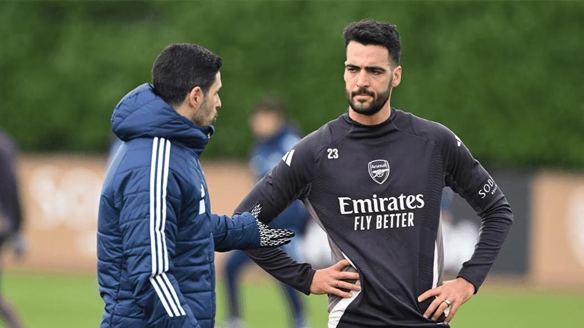 Mikel Merino y  Mikel Arteta hablando en un entrenamiento del Arsenal