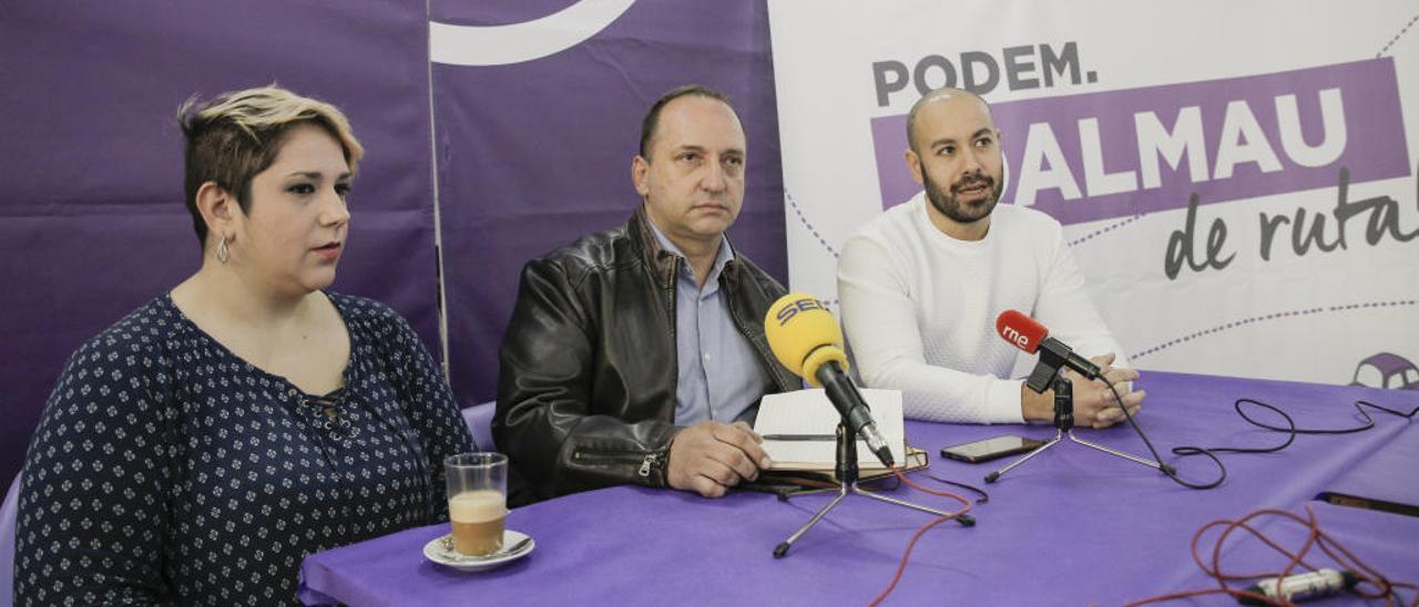 Martínez Dalmau junto a los alicantinos Xavi López y Vanessa Romero.