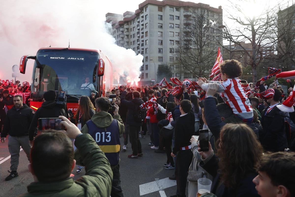 Recibimiento del Sporting a su llegada al Molinón