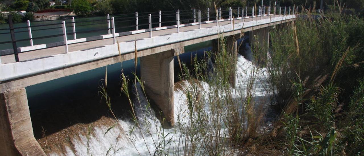 Agua en el azud del Algar tras las últimas lluvias caídas esta Semana Santa.