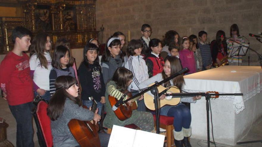 Cuatro colegios y la Escuela de Música participan en el encuentro de villancicos
