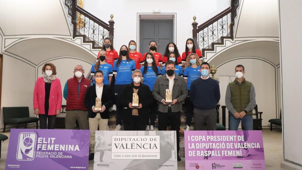 El diputat d'Esports, Andrés Campos, i els vicepresidents de la Federació de Pilota, Elvira López i Santi Navarro, presenten la competició que enfrontarà per equips a les millors jugadores de pilota valenciana.