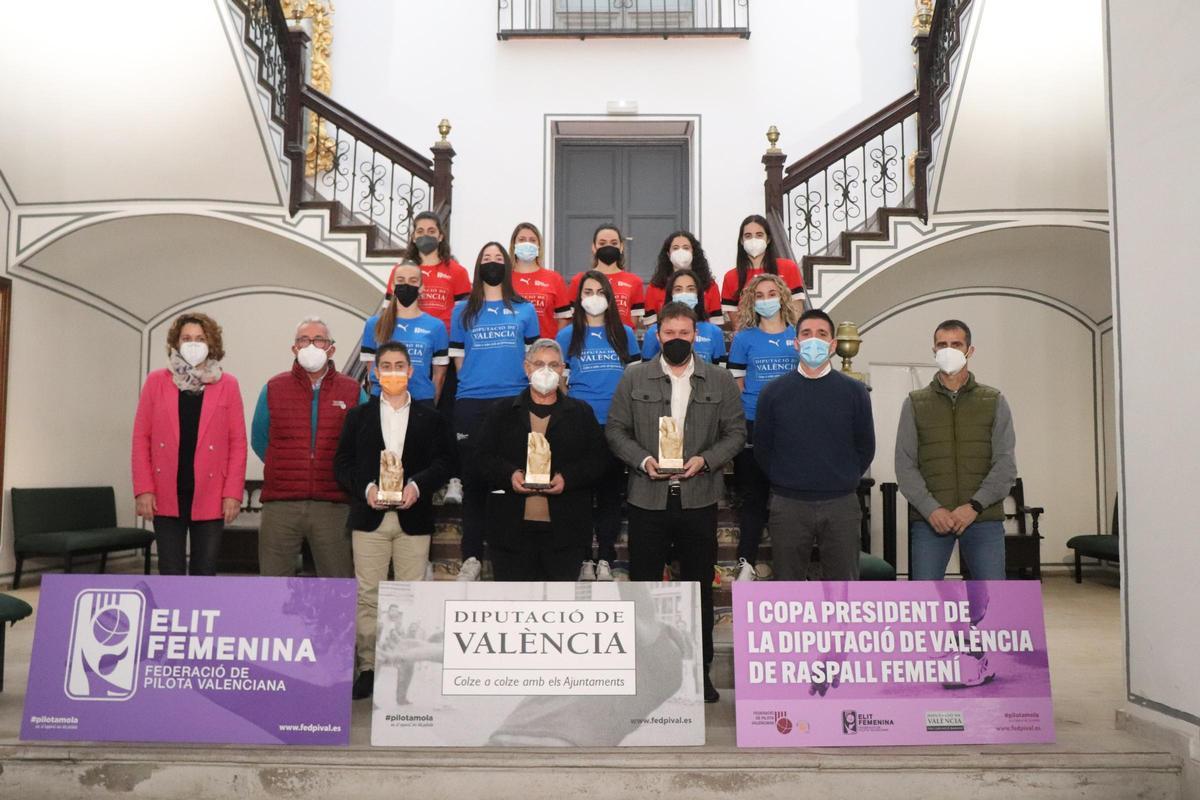 El diputat d'Esports, Andrés Campos, i els vicepresidents de la Federació de Pilota, Elvira López i Santi Navarro, presenten la competició que enfrontarà per equips a les millors jugadores de pilota valenciana.