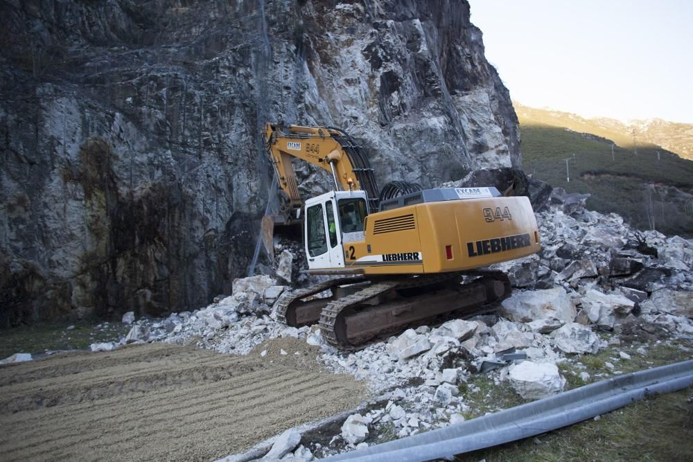 Cae una montaña y sepulta el acceso a Caso