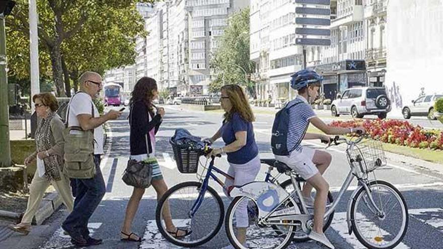 Ciclistas y peatones cruzan en la plaza de Mina.(l) Fran Queiruga