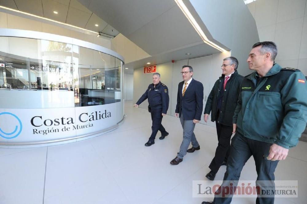 El delegado del Gobierno visita el aeropuerto de Corvera