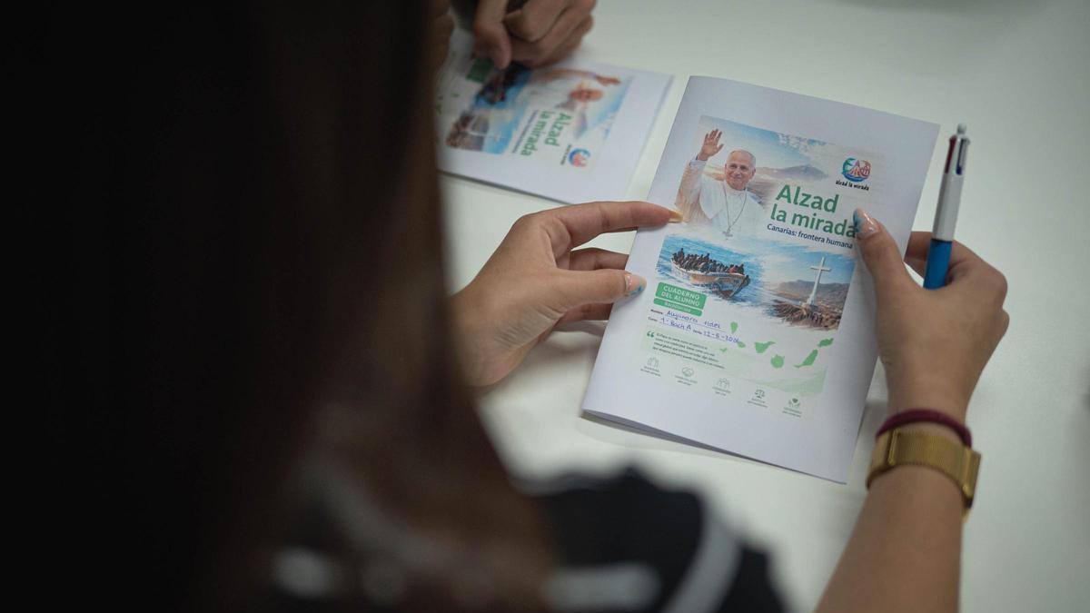 Una alumna del IES Los Realejos sostiene uno de los cuadernos de su clase de Religión para la visita del papa León XIV.