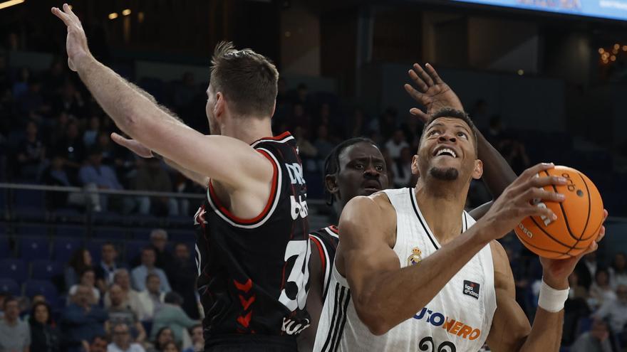 Tavares e Ibaka someten al Bilbao Basket y alargan la racha del Real Madrid