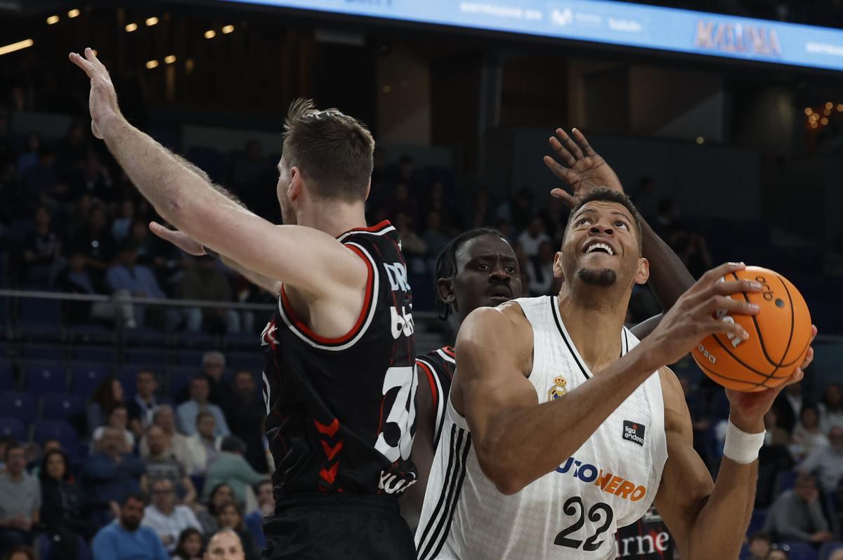 El jugador del Real Madrid W. Tavares y el jugador del Surne Bilbao Basket Z. Dragic.