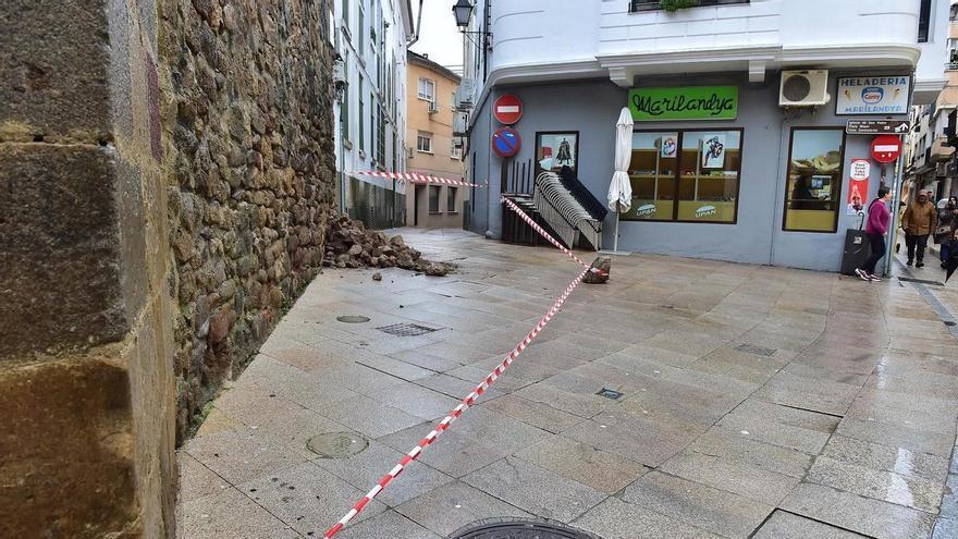 Cuatro metros cuadrados de muralla al suelo y una calle cortada en Plasencia
