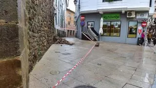 Cuatro metros cuadrados de muralla al suelo y una calle cortada en Plasencia