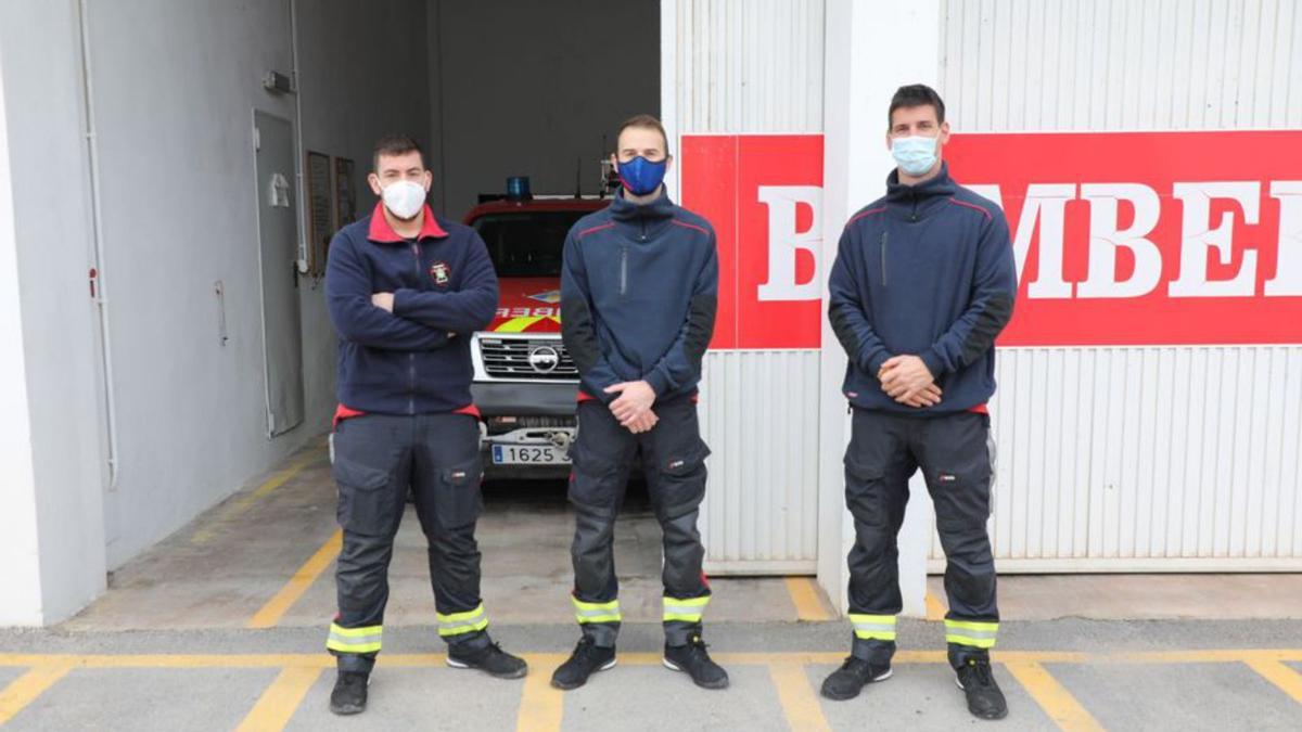 Los tres bomberos que estuvieron de guardia ayer.