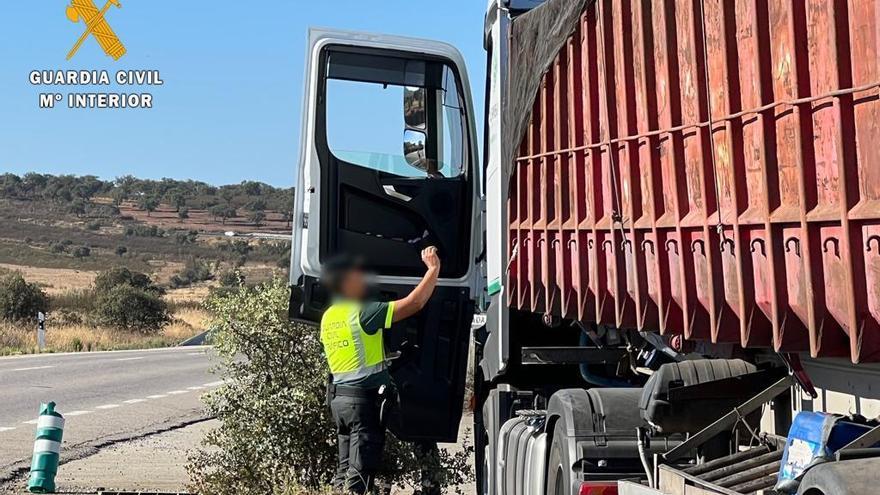 Condenan a seis meses a un camionero que circulaba por la A-5 en sentido contrario