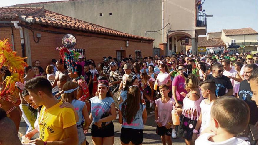 Desfile de peñas el año pasado en el arranque de las fiestas. |