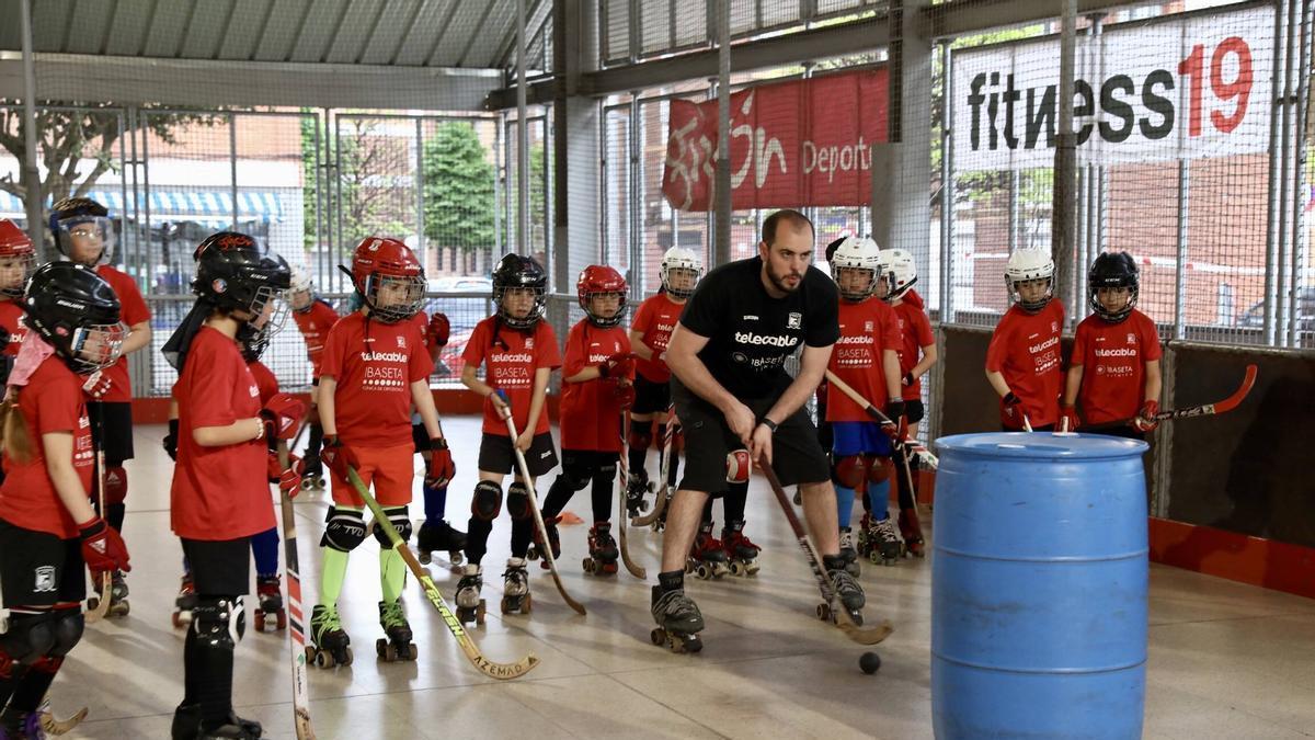 Escolares en un entrenamiento de hockey en La Algodonera.