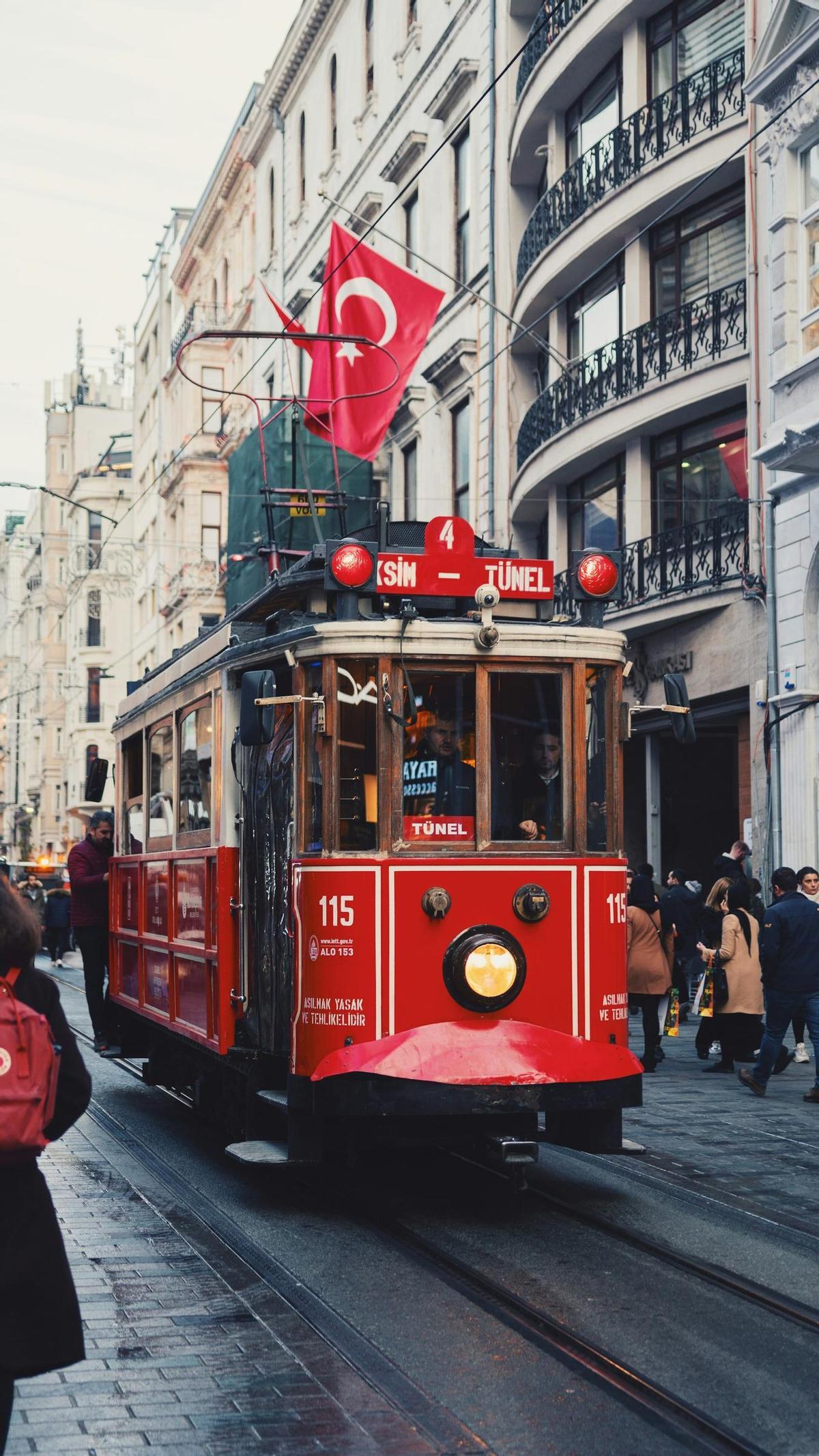 Un típico tranvía rojo de Estambul