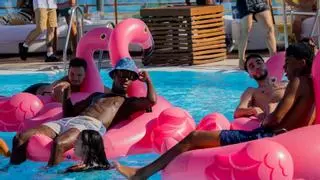 La pareja de moda se divierte en Opium Beach Marbella