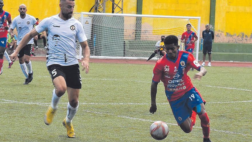 El Arucas continúa intratable en su estadio