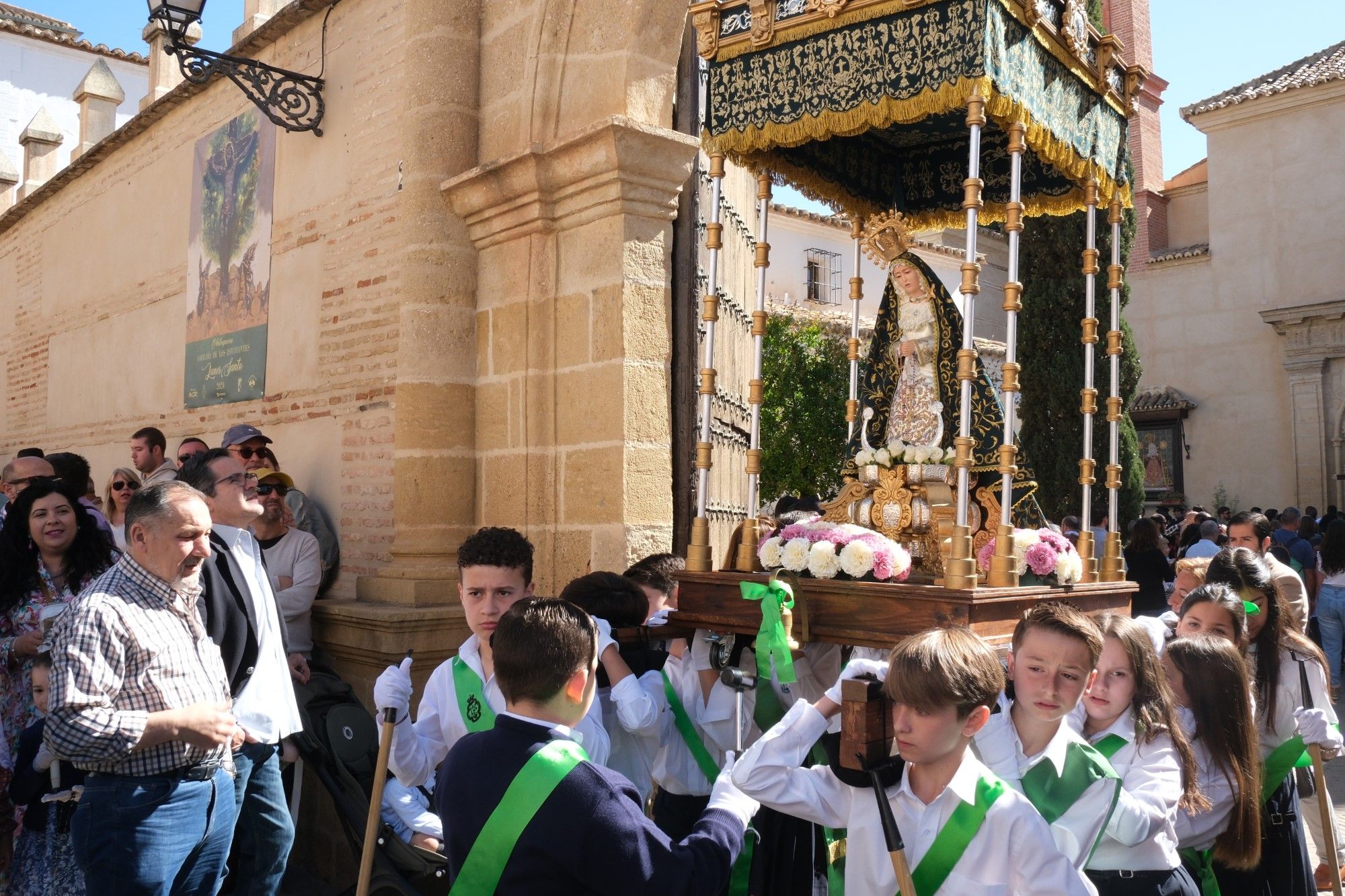 Concentración de tronos chicos en Antequera