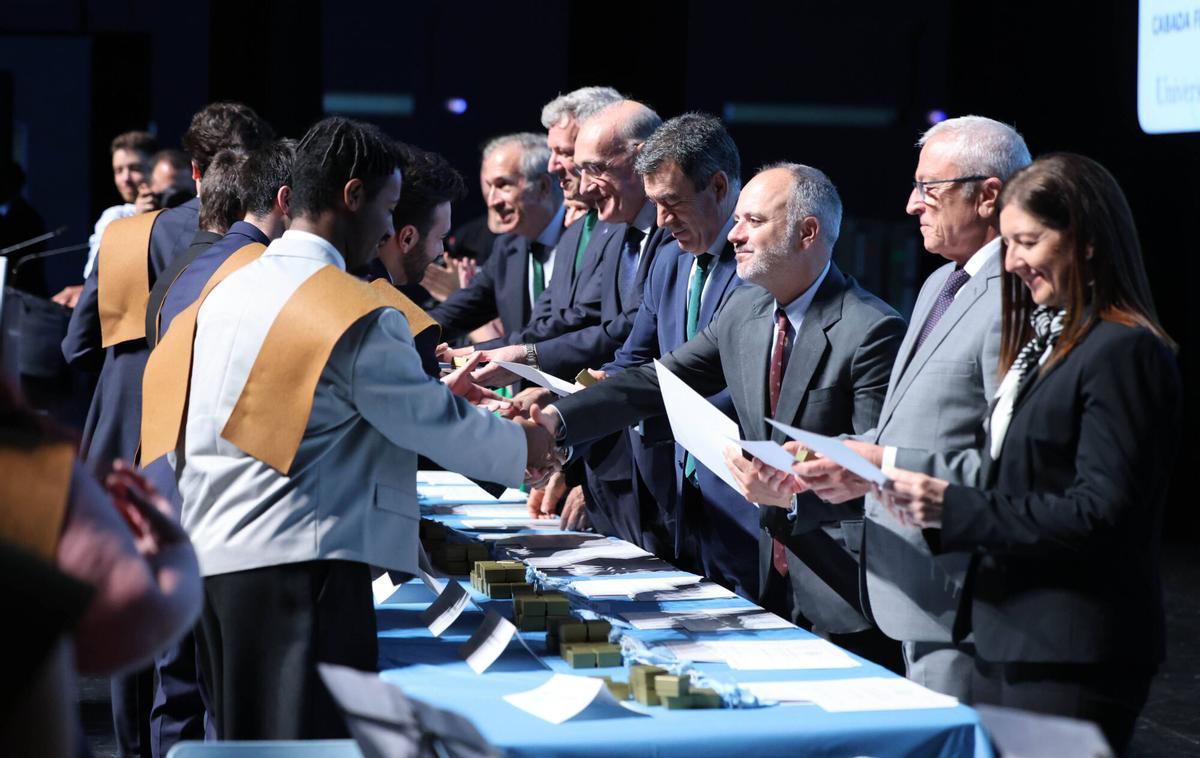 El Auditorio Mar de Vigo acogió la graduación de la Escuela de Ingeniería Industrial de la Universidade de Vigo. En el acto estuvieron presentes 282 alumnos y autoridades como Alfonso Rueda y Abel Caballero. El Auditorio Mar de Vigo acogió la graduación de la Escuela de Ingeniería Industrial de la Universidade de Vigo. En el acto estuvieron presentes 282 alumnos y autoridades como Alfonso Rueda y Abel Caballero.