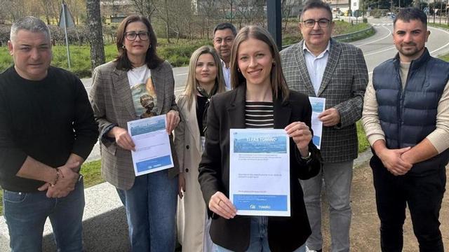 La presidenta del PP de Tomiño, Lara Meneses, con concejales y otros integrantes del partido. | FDV