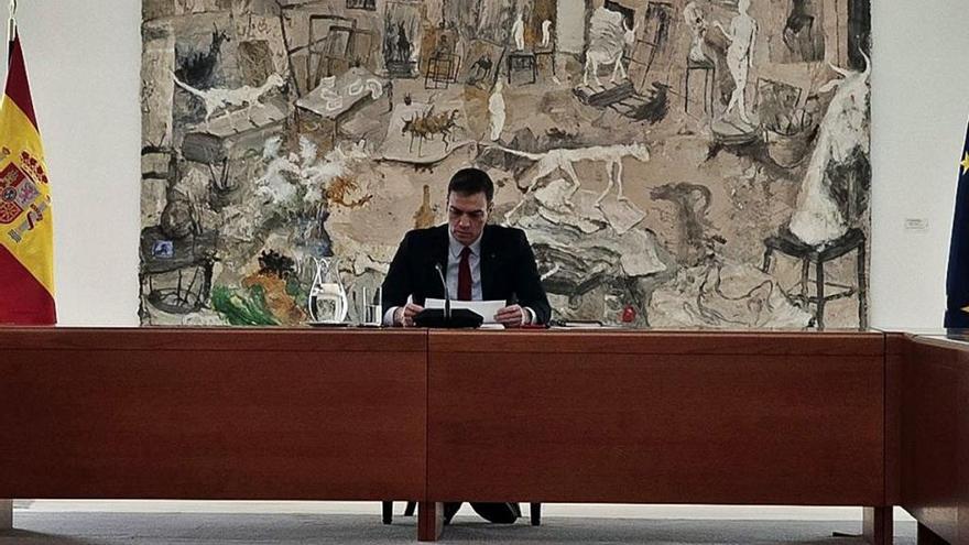 Sánchez preside la reunión diaria del comité de crisis.