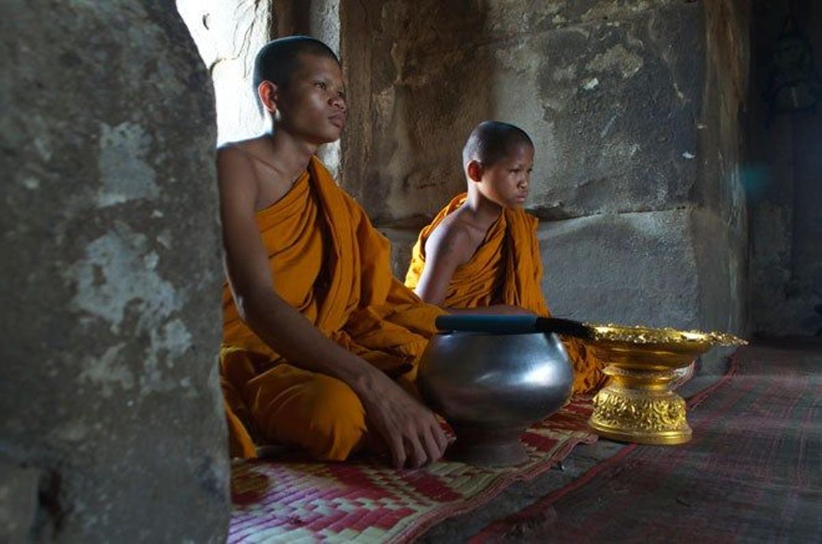Dos jóvenes monjes aguardan la llegada de peregrinos en el interior de Preah Vihear