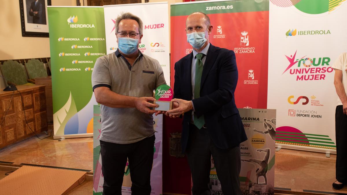 Iberdrola entregó una placa conmemorativa al alcalde de Zamora