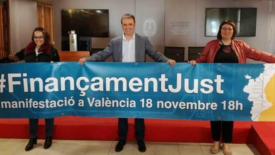 Los ediles de Compromís en Alicante, ayer con la pancarta.