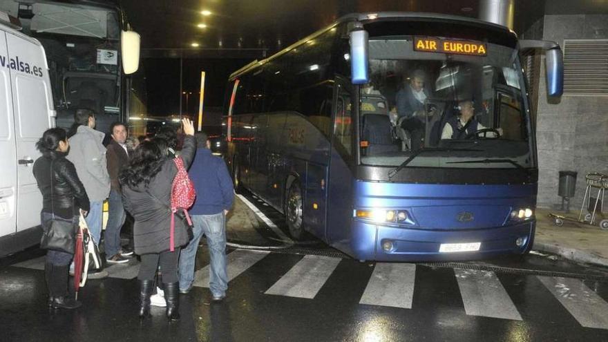 Un autobús de la compañía Air Europa que, en diciembre, trasladó a viajeros a Alvedro por el desvío de su avión a Lavacolla. víctor echave