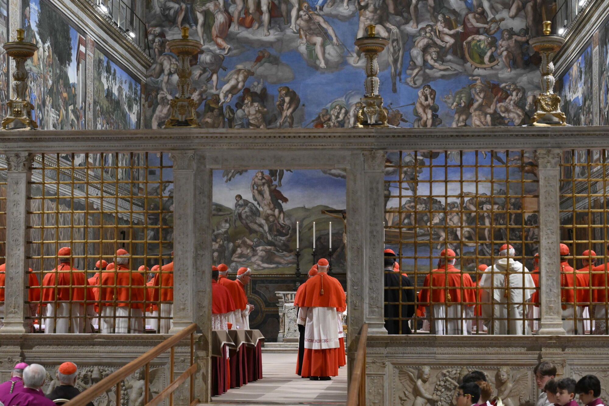 Cardenales se reúnen antes del inicio del cónclave para elegir un nuevo Papa en la capilla Sixtina en la Ciudad del Vaticano, 07 de mayo de 2025. (Papa) EFE/EPA/VATICAN MEDIA HANDOUT HANDOUT SOLO PARA USO EDITORIAL/SIN VENTAS  ```. HANDOUT EDITORIAL USE ONLY/NO SALES