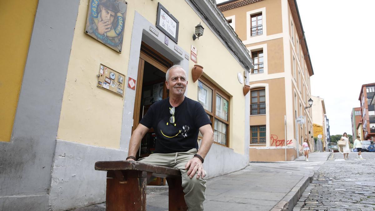 Óscar González, "Oscarín", en su negocio hostelero de Cimavilla.