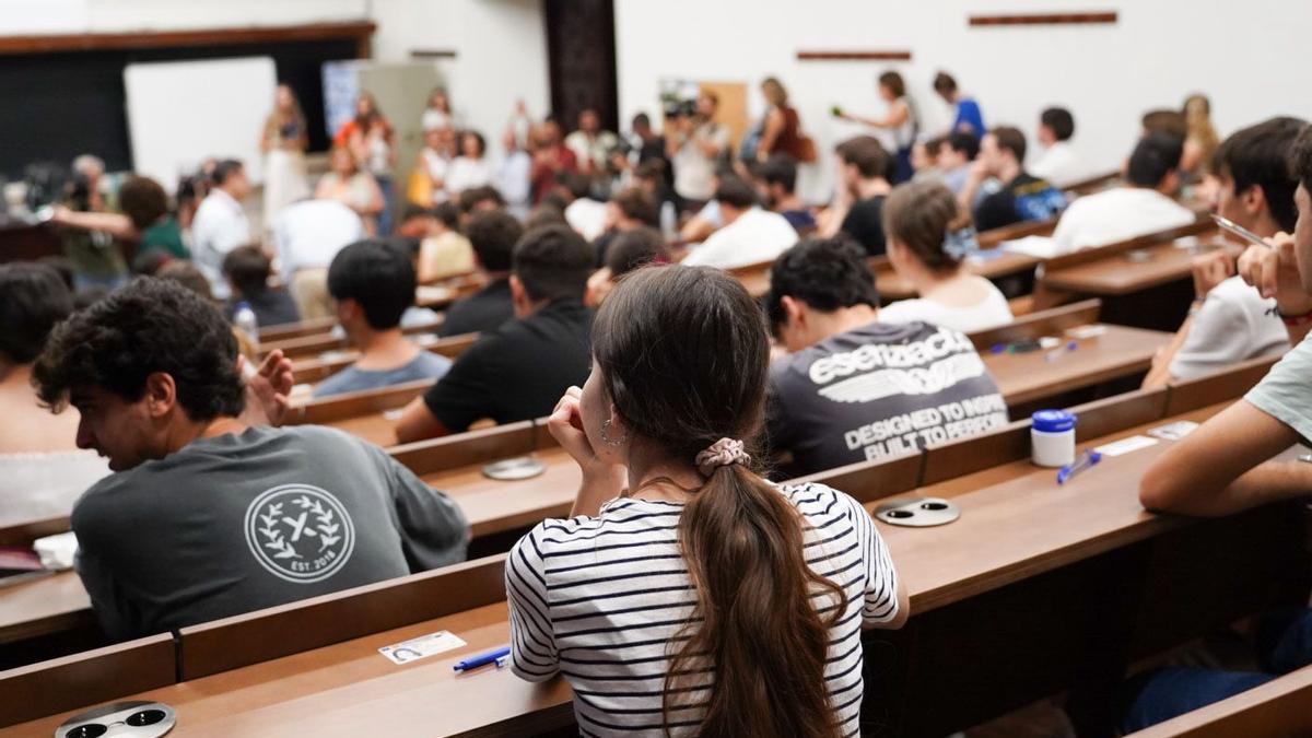 Alumnos de Bachillerato durante el primer día de la PAU 2026 en el Rectorado de la Universidad de Sevilla