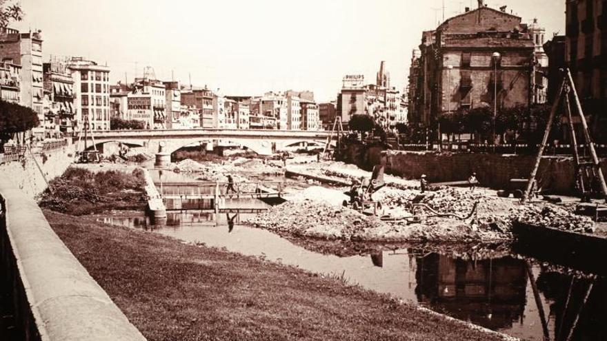 Obres de construcció de la plaça Catalunya de Girona (1965-1967).