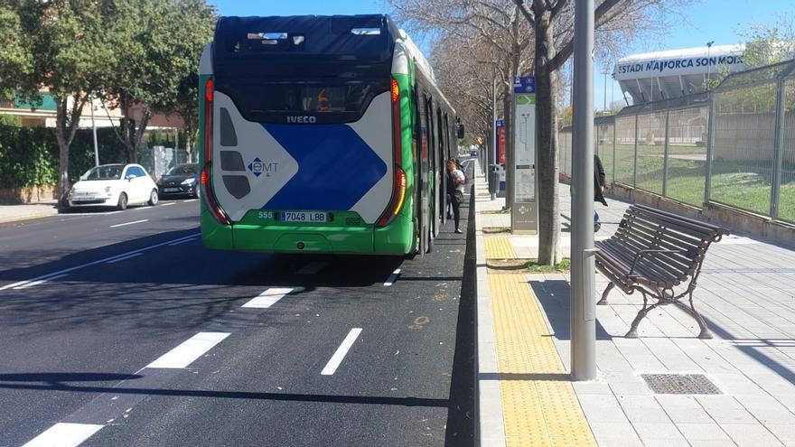 El nuevo carril bici del Camí dels Reis supone un riesgo para los usuarios del bus, patinetes y ciclistas
