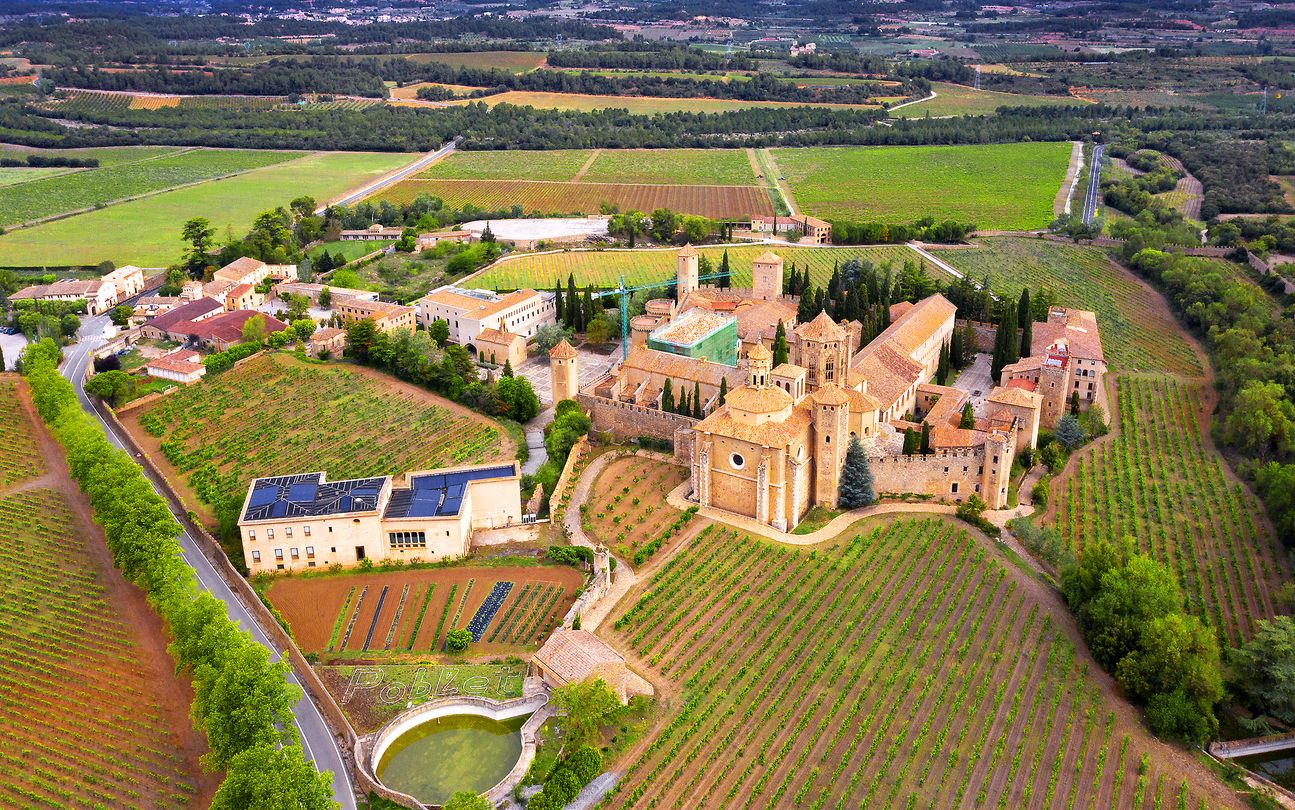 Está en el corazón de la comarca de la Cuenca del Barberá.
