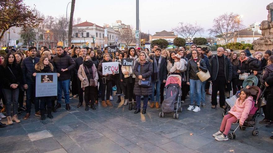 Los interinos se manifestaron contra el plan de estabilización en la plaza de España de Palma.