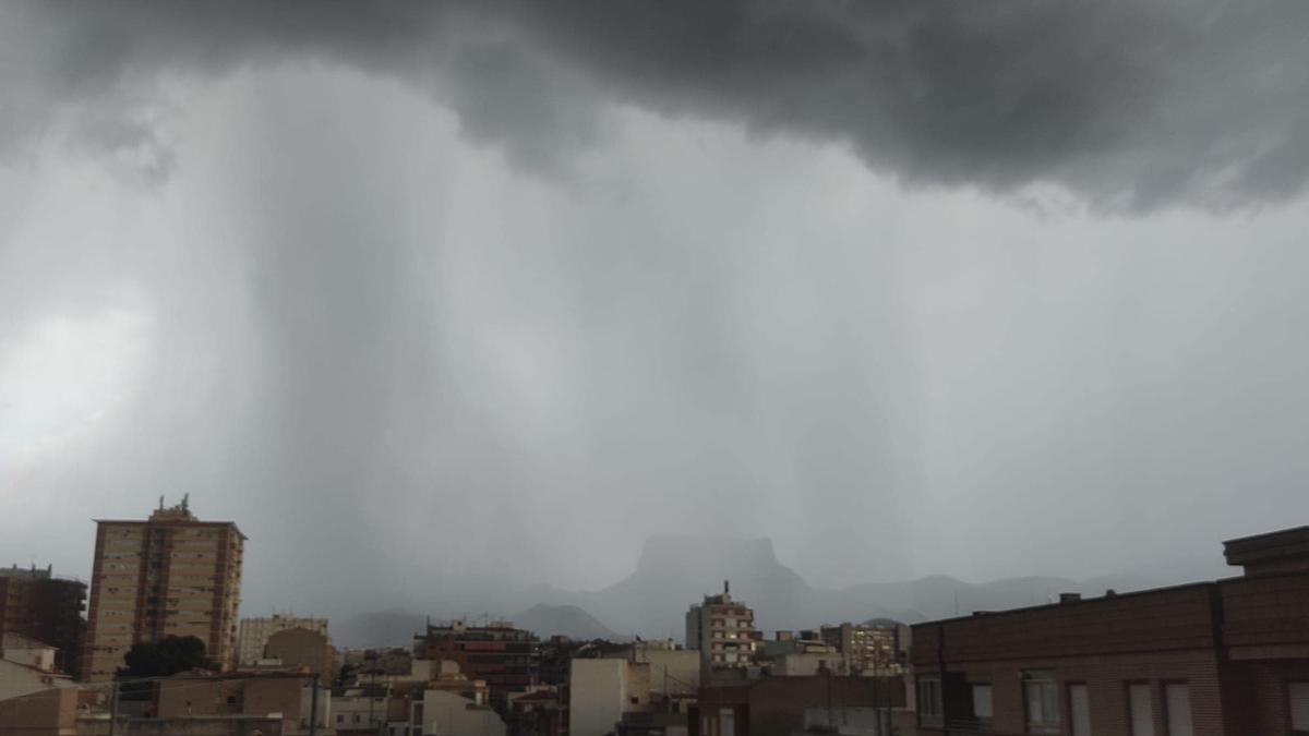 Tormenta descargando en Elda-Petrer con la sierra del Cid al fondo.