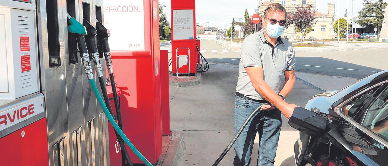 Un conductor llena el depósito de su automóvil de combustible. Los precios de los carburantes se han disparado por encima del 20% en Castellón.